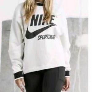 Nike crew neck sweater size medium